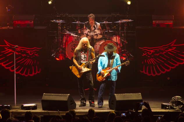 93 Rickey Medlocke (Gitarre), Michael Cartellone (Schlagzeug), Gary Rossington (Gitarre, Bandleader), LYNYRD SKYNYRD , Farewell Tour Germany , Konzert in der Max-Schmeling-Halle, Berlin, 18.06.2019 Berlin Deutschland, germany *** 93 Rickey Medlocke Guitar , Michael Cartellone Drums , Gary Rossington Guitar, Bandleader , LYNYRD SKYNYRD , Farewell Tour Germany , Concert at Max Schmeling Halle, Berlin, 18 06 2019 Berlin Germany, germany Copyright: xPOP-EYE ChristianxBehringx 10114127_LYNYRD_SKYNYRD_1893