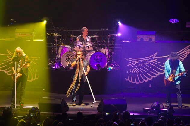 93 Rickey Medlocke (Gitarre), Johnny Van Zant (Lead-Vocal), Michael Cartellone (Schlagzeug), Gary Rossington (Gitarre, Bandleader), LYNYRD SKYNYRD , Farewell Tour Germany , Konzert in der Max-Schmeling-Halle, Berlin, 18.06.2019 Berlin Deutschland, germany *** 93 Rickey Medlocke Guitar , Johnny Van Zant Lead Vocal , Michael Cartellone Drums , Gary Rossington Guitar, Bandleader , LYNYRD SKYNYRD , Farewell Tour Germany , Concert at Max Schmeling Halle, Berlin, 18 06 2019 Berlin Germany, germany Copyright: xPOP-EYE ChristianxBehringx 10114132_LYNYRD_SKYNYRD_1977