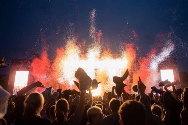19 Stage and festival visitors in the evening at the Lollapalooza Festival 2019 in the Olympic Stadium and Olympic Park on 08 09 19 Indie Rock, Indie, Rock, Punk Rock, Rap Rock, German Rock, audience, fans, spectators, party, fun, mood, dancing, confetti, pyrotechnics, fireworks, lightshow, cheer, celebrate, Haende,m Berlin Olympic Stadium and Olympic Park Berlin Germany Copyright: xPOP-EYEx xAnnexStubenrauchx 10118580_Lolla2019_Kraftklub_2082
