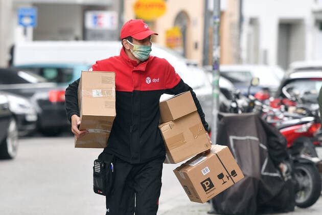 Heinsberg again At least 42 employees of a parcel delivery company have been infected with the coronavirus Hundreds more are now being tested The reproduction rate in the district is very high Archive photo Public life in times of the coronavirus pandemic on 29 04 2020 in Munich A parcel carrier with mouth nose protection, mouth nose mask, mouth nose protection, mask, masks carries parcels under his arm DPD