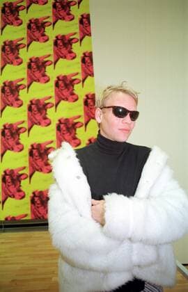 27 Ausstellung 98: Andy Warhol Ausstellung, Ausflug der Berliner Clubszene ins Wolfsburger Kunstmuseum, Partyveranstalter Bob Young in Felljacke und Sonnenbrille vor Warhol-Kühen, Kühe, Wolfsburg, Künstler, modern, moderne Kunst, Bild, Bilder, Museum, Pop-Art, Pop-Ikone, Szene, Szenemenschen, Szenetypen, Jugendszene, Jugendliche, Betrachter, Besucher, Museumsbesucher, Kunstliebhaber, Publikum, *** 27 Exhibition 98 Andy Warhol exhibition, excursion of the Berlin club scene to the Wolfsburg art museum, party organizer Bob Young in fur jacket and sunglasses in front of Warhol cows, cows, Wolfsburg, artists, modern, modern art, picture, paintings, museum, Pop Art, Pop icon, scene, scene people, scene types, youth scene, young people, spec Copyright: xPOP-EYE Morlokx 00016633_00016633