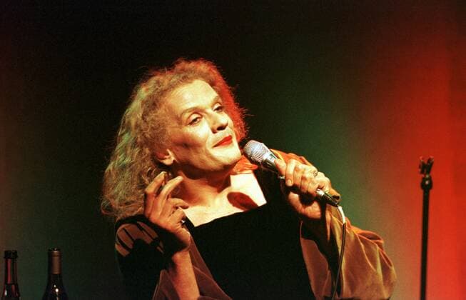 27 Konzert: Georgette Dee, Sängerin, mit Programm Drachenland , in der Berliner Bar Jeder Vernunft , voc, Entertainerin, Chansonette, Berliner Kleinkunst, Chanson, Kabarett, Transvestit, Travestie, Mann als Frau, Szene, Musik, Zigarette, Berlin Deutschland, Germany *** 27 Concert Georgette Dee, singer, with program Drachenland , in the Berlin Bar Jeder Vernunft , voc, entertainer, chansonette, Berlin cabaret, cabaret, transvestite, travesty, man as woman, scene, music, cigarette, Berlin Germany, Germany Copyright: xPOP-EYE Morlokx 00029042_00029042