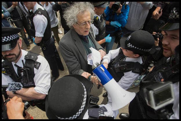 Bilder des Jahres 2020, News 05 Mai News Bilder des Tages . 16 05 2020. London, United Kingdom. Protest Against Coronavirus Bill. Brother of Jeremy Corbyn, Piers Corbyn, is arrested at Protest Against Coronavirus Bill.  xMartynxWheatleyx xi-Imagesx IIM-21145-0020