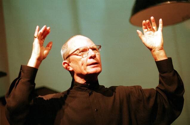 27 Theater: Helmut Baumann als Gustaf Gründgens im Theaterstück G wie Gustav. Mit F. , im Berliner Renaissancetheater , Solo-Revue über das Leben von Gründgens, Ein-Personen-Stück, Solo-Stück, Solo, Revue, Schauspiel, Musik, Tanz, Schauspieler, Sänger, Tänzer, Verwandlung, Buch und Regie Volker Kühn, Berlin Deutschland, Germany *** 27 Theatre Helmut Baumann as Gustaf Gründgens in the play G as Gustav Mit F , in the Berlin Renaissance Theatre , Solo Revue about the life of Gründgens, Ein Personen Stück, solo play, solo, revue, drama, music, dance, actor, singer, dancer, transformation, written and directed by Volker Kühn, Berlin Germany, Germany Copyright: xPOP-EYE Morlokx 00030641_00030641