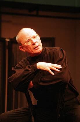 27 Theater: Helmut Baumann als Gustaf Gründgens im Theaterstück G wie Gustav. Mit F. , im Berliner Renaissancetheater , Solo-Revue über das Leben von Gründgens, Ein-Personen-Stück, Solo-Stück, Solo, Revue, Schauspiel, Musik, Tanz, Schauspieler, Sänger, Tänzer, Verwandlung, Buch und Regie Volker Kühn, Berlin Deutschland, Germany *** 27 Theatre Helmut Baumann as Gustaf Gründgens in the play G as Gustav Mit F , in the Berlin Renaissance Theatre , Solo Revue about the life of Gründgens, Ein Personen Stück, solo play, solo, revue, drama, music, dance, actor, singer, dancer, transformation, written and directed by Volker Kühn, Berlin Germany, Germany Copyright: xPOP-EYE Morlokx 00030650_00030650