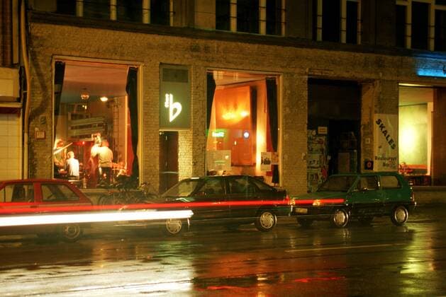27 Konzert: Jam Session im Berliner Jazzclub b-flat in der Rosenthalerstraße Mitte, von außen, Außenansicht, Musiker, Bar, Club, Kneipe, Livemusik, Jazz, Musik, Nachtleben, Szene, Nightlife, bei Nacht, Straßenszene, Wir uebernehmen keine Haftung für Rechte Dritter. Weitergabe an Dritte & Archivierung nicht erlaubt. Es gelten unsere AGB?s. NUR REDAKTIONELLE NUTZUNG Berlin Deutschland, Germany *** 27 Concert Jam Session at the Berlin Jazzclub b flat in Rosenthalerstraße Mitte, from the outside, exterior view, musician, bar, club, pub, live music, jazz, music, nightlife, scene, nightlife, at night, street scene, We assume no liability for the rights of third parties Passing on to third parties Archiving not permitted Our terms and conditi Copyright: xPOP-EYE Morlokx 00035059_00035059