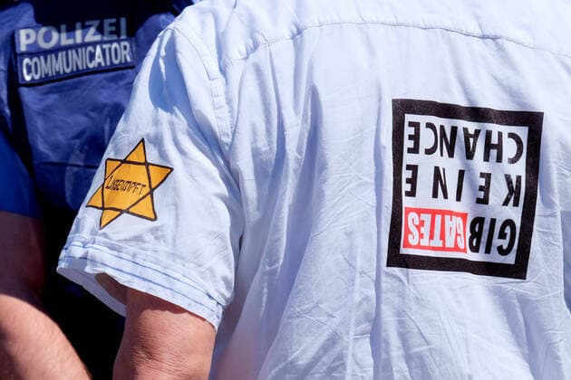 16 05 2020, Frankfurt, DEU Demonstration in downtown Frankfurt Unvaccinated is written on the sticker on the arm of a man who tried to mingle with the participants of a demonstration rejecting conspiracy theories about the corona virus