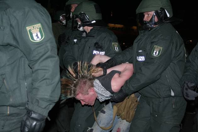 77 Veranstaltung: 1 Mai Berlin Kreuzberg, Randale, Prügelei, Krawall, verhaften, Feuer, Verhaftung, staatsgewalt, Polizei, Polizisten, Demonstranten, Demonstrant, Politik, Demonstration, demo, Gewalt, Berlin Deutschland, Germany *** 77 Event 1 May Berlin Kreuzberg, riot, brawl, riot, arrest, fire, arrest, state violence, police, policemen, demonstrators, demonstrator, politics, demonstration, demo, violence, Berlin Germany, Germany Copyright: xPOP-EYE Gabschx 00126056_00126056