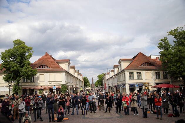 Participants during a demonstration against the restrictions due to the corona virus at the Brandenburg Gate in Potsdam, 16 May 2020 Corona Demo in Potsdam