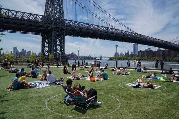News Bilder des Tages May 16, 2020, New York, NY, USA: People stay in the social distancing circles painted on the grass in Domino Park in the Borough of Brooklyn during the COVID-19 pandemic on May 16, 2020 in New York. New York USA - ZUMAb148 20200516_zap_b148_046 Copyright: xBryanxSmithx