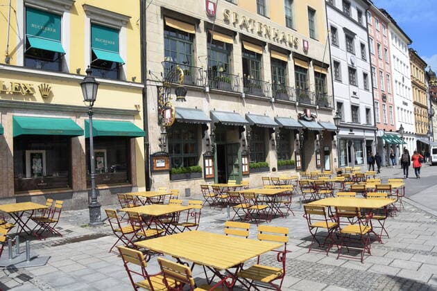 Bereits Tisch Bestuhlung Zur Wiedereoffnung vor Spatenhaus Muenchen 16.05.20 Muenchen *** Already Table Seating For reopening in front of the Spatenhaus Munich 16 05 20 Munich