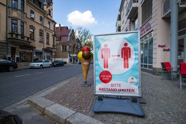 Standing in front of an ice cream parlour on Chemnitzer Straße in Dresden, with the request to keep a distance of two metres in front of the ice cream parlour