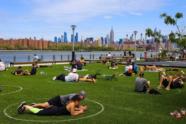 May 17, 2020, New York, New York, USA: People are seen practising social distancing in white circles in Domino Park, during the Covid-19 pandemic on May 17, 2020 the in Brooklyn borough of New York City. New York USA - ZUMAc233 20200517_zsp_c233_020 Copyright: xVanessaxCarvalhox