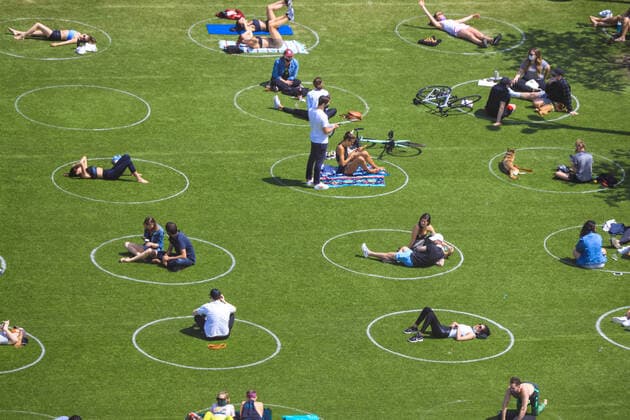 Bilder des Jahres 2020, News 05 Mai News Bilder des Tages May 17, 2020, New York, New York, USA: People are seen practising social distancing in white circles in Domino Park, during the Covid-19 pandemic on May 17, 2020 the in Brooklyn borough of New York City. New York USA - ZUMAc233 20200517_zsp_c233_032 Copyright: xVanessaxCarvalhox