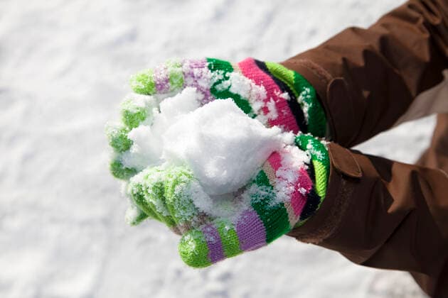 schneeballschlacht,schneeball *** snowball fight,snowball jza-mq,model released, Symbolfoto