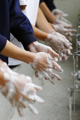 Bilder des Jahres 2020, News 05 Mai News Themen der Woche KW21 News Bilder des Tages Reopening of school after coronavirus closure Junior high school students wash their hands at their school in Kuwana in Mie Prefecture, central Japan, on May 18, 2020, as part of infection control procedures. The school reopened the same day after a coronavirus pandemic state of emergency was lifted in the prefecture amid signs of improvement in the situation. 