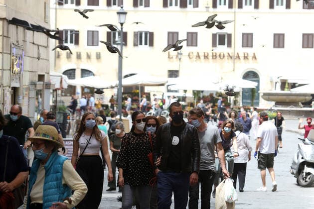 Rome, Italy, 17 May 2020 Crowds of people in the streets of Campo Dei Fiori in Rome on the last day of lockdown after nearly 3 months of quarantine due to the Covid pandemic 19  Copyright: xmarcoxiacobuccix xIPAx xMarcoxIacobuccix 0
