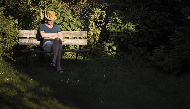 A man with a straw hat sitting alone on a bench in his garden, Bonn, 17 05 2020 Bonn Germany Copyright: xUtexGrabowsky photothek.netx