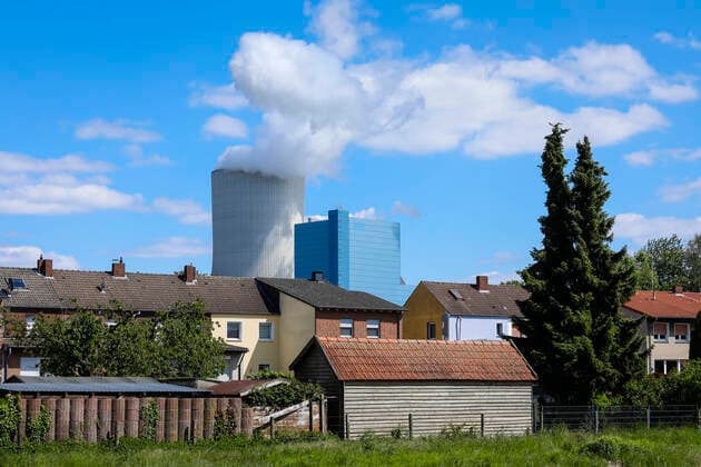14.05.2020, Datteln, Ruhrgebiet, Nordrhein-Westfalen, Deutschland - Wohnhaeuser vor dem Kraftwerk Datteln 4, Uniper Steinkohlekraftwerk. Datteln Nordrhein-Westfalen Deutschland *** 14 05 2020, Datteln, Ruhr area, North Rhine-Westphalia, Germany Residential buildings in front of the Datteln 4 power plant, Uniper hard coal-fired power plant Datteln North Rhine-Westphalia Germany