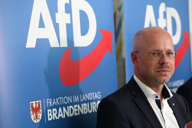 Bilder des Jahres 2020, News 05 Mai News Themen der Woche KW21 News Bilder des Tages Andreas Kalbitz (parteilos, bisheriger AfD-Landes- und Fraktionschef) spricht nach einer Sondersitzung der AfD-Landtagsfraktion auf einer Pressekonferenz zu dessen Verbleib in der Fraktion nach Partei-Rauswurf durch den Bundesvorstand, Landtag Brandenburg, Potsdam, 18. Mai 2020. Brandenburg: Andreas Kalbitz bleibt Mitglied der AfD-Landtagsfraktion *** Andreas Kalbitz non-partisan, former AfD state and faction leader speaks after a special session of the AfD state parliament faction at a press conference on his whereabouts in the faction after party expulsion by the Federal Executive Committee, Landtag Brandenburg, Potsdam, 18 May 2020 Brandenburg Andreas Kalbitz remains member of the AfD state parliament faction