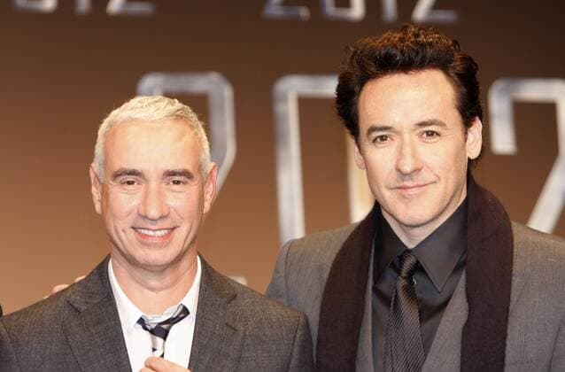 77 Kino: Roland Emmerich, John Cusack, bei der 2012 Premiere im CineStar Kino im Sony Center, Kino, Cinema, Roter Teppich, Rot, roten, Berlin Deutschland, Germany *** 77 Cinema Roland Emmerich, John Cusack, at the 2012 premiere in the CineStar cinema in the Sony Center, cinema, cinema, red carpet, red, red, Berlin Germany, Germany Copyright: xPOP-EYE Gabschx 00204819_00204819