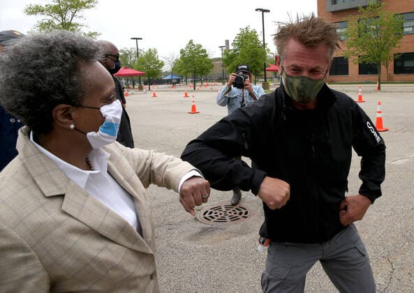 May 18, 2020, Chicago, Illinois, USA: Actor Sean Penn and Mayor Lori Lightfoot greet each other with an elbow bump upon their arrival at the city s COVID-19 testing site in the parking lot of Dr. Jorge Prieto Math and Science Academy in Chicago, Monday, May 18, 2020. Chicago USA - ZUMAm67_ 20200518_zaf_m67_011 Copyright: xAntonioxPerezx