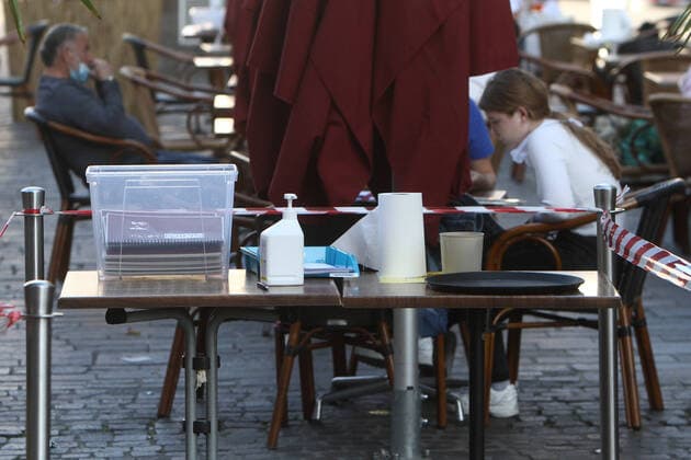 As of today, 18 05 2020, beer gardens and restaurants in Bavaria are allowed to serve guests outside under strict conditions, which does not always lead to full tables despite the warm and sunny spring day The new rules on hygiene include an obligation to disinfect hands n, menu n and tables n as well as th