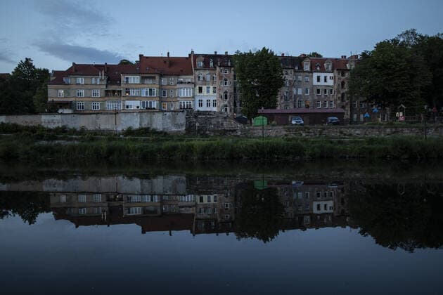 Ansicht auf die polnische Stadt Zgorzelec ueber die Neisse, aufgenommen aus der deutschen Nachbarstadt Goerlitz, 18.05.2020. In der Nacht vom 14.03. zum 15.03. wurden die Grenzen zwischen Deutschland und Polen sowie Tschechien geschlossen, um die Ausbreitung des Coronaviruses einzudaemmen. Goerlitz Deutschland *** View of the Polish city of Zgorzelec over the Neisse River, taken from the neighbouring German city of Goerlitz, 18 05 2020 In the night of 14 03 to 15 03 the borders between Germany and Poland and the Czech Republic were closed to stop the spread of the corona virus Goerlitz Germany Copyright: xFlorianxGaertner photothek.netx
