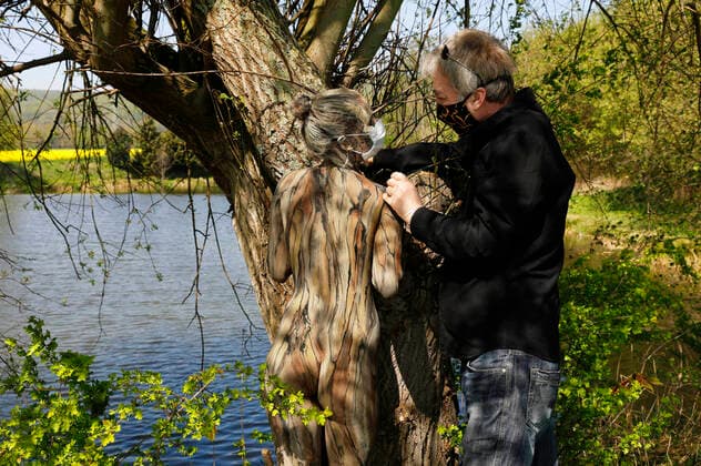 Nature Art Bodypainting with model Lisa as part of a tree at a fish oak Corona protection measures were taken during the painting, model and artist Jörg Düsterwald wearing mouthguards Springe, 18 05 2020 Foto:xT.xSkupinx xFuturexImage
