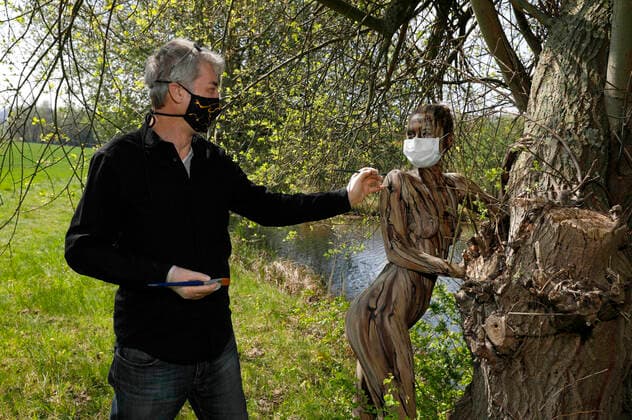 Nature Art Bodypainting with model Lisa as part of a tree at a fish oak Corona protection measures were taken during the painting, model and artist Jörg Düsterwald wearing mouthguards Springe, 18 05 2020 Foto:xT.xSkupinx xFuturexImage