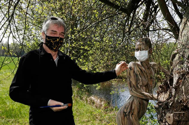 Nature Art Bodypainting with model Lisa as part of a tree at a fish oak Corona protection measures were taken during the painting, model and artist Jörg Düsterwald wearing mouthguards Springe, 18 05 2020 Foto:xT.xSkupinx xFuturexImage