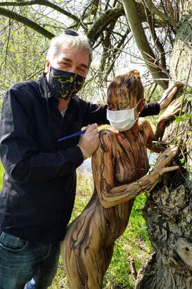 Nature Art Bodypainting with model Lisa as part of a tree at a fish oak Corona protection measures were taken during the painting, model and artist Jörg Düsterwald wearing mouthguards Springe, 18 05 2020 Foto:xT.xSkupinx xFuturexImage