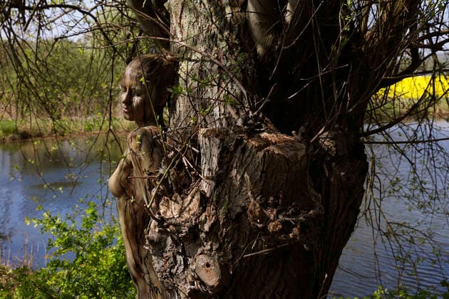 Nature Art Bodypainting with Model Lisa as part of a tree at a Fischeich Springe, 18 05 2020 Bodypainting artist Jörg Düsterwald Foto:xT.xSkupinx xFuturexImage