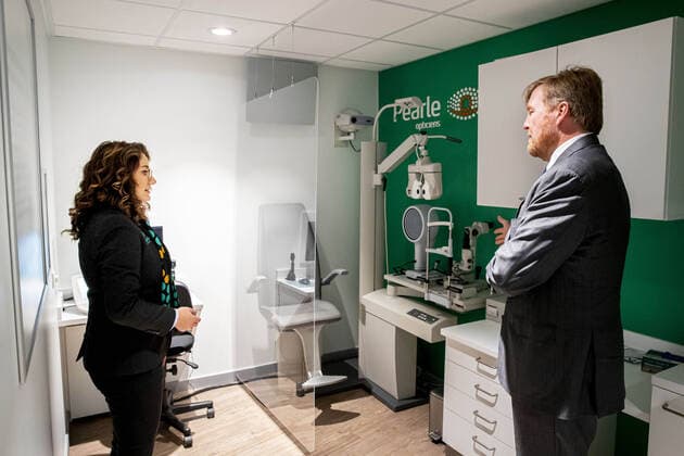 19-05-2020 Stein King Willem-Alexander visited, in the context of the coronavirus outbreak (COVID-19), entrepreneurs with contact professions in Stein. The King visited a hairdresser, optician, nail salon and physiotherapist in the Stein shopping center. The entrepreneurs have started their company on May 11 during the corona crisis.  Copyright: xxPPE pool v.d.xWerf vanxKatwijkx