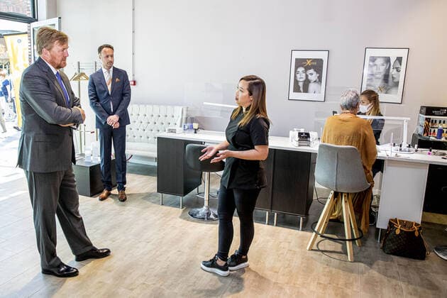 19-05-2020 Stein King Willem-Alexander visited, in the context of the coronavirus outbreak (COVID-19), entrepreneurs with contact professions in Stein. The King visited a hairdresser, optician, nail salon and physiotherapist in the Stein shopping center. The entrepreneurs have started their company on May 11 during the corona crisis.  Copyright: xxPPE pool v.d.xWerf vanxKatwijkx