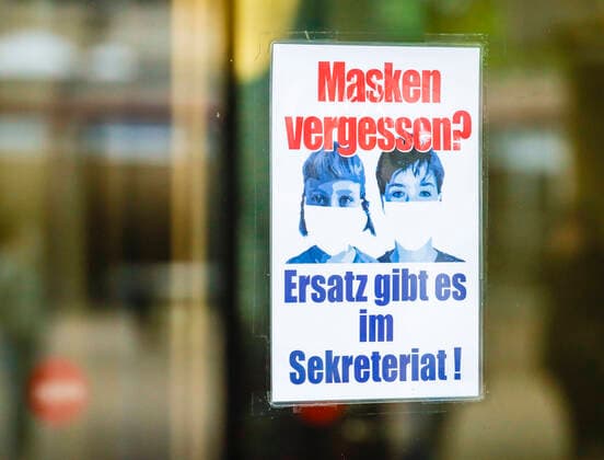 19 05 2020, Duesseldorf, North Rhine-Westphalia, Germany Realschule Benzenberg on the occasion of the resumption of school operation under the conditions of corona infection protection in times of the corona pandemic, sign for compulsory masks Duesseldorf North Rhine-Westphalia Germany