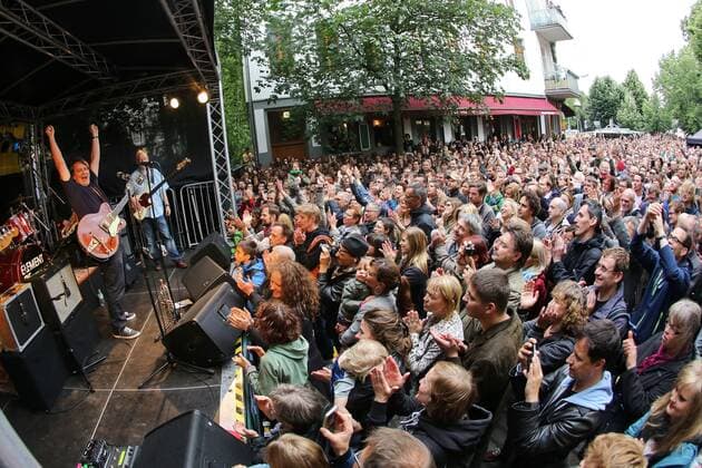 19 Concert Fete de la Musique, Element of Crime with singer Sven Regener in front of the Kuchenkaiser at Berlin Oranienplatz on 21 06 2014, Pop, Rock, Poprock, Indie, Open air, OpenAir, Crowd, Crowd, Wide angle, Fisheye, Music Berlin Germany, Germany Copyright: xPOP-EYE Kriemannx 00333786_00333786