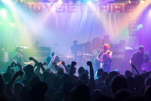 19 Konzert: Boysetsfire, Gitarrist Chad Istvan, Saenger Nathan Gray, Schlagzeuger Dan Pelic, Bassist Robert Ehrenbrand, Gitarrist Joshua Latshaw (vlnr.) im Lido am 07. Oktober 2014 in Berlin. Melodic Hardcore, Emo, Uebersicht, Publikum, Fans, Zuschauer, Musik Berlin Deutschland, Germany *** 19 Concert Boysetsfire, guitarist Chad Istvan, singer Nathan Gray, drummer Dan Pelic, bassist Robert Ehrenbrand, guitarist Joshua Latshaw vlnr at the Lido on 07 October 2014 in Berlin Melodic Hardcore, Emo, Overview, Audience, Fans, Spectators, Music Berlin Germany, Germany Copyright: xPOP-EYEx xBenxKriemannx 10000923_BoySetsFire_2147