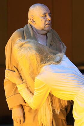 121 Pelleas und Melisande, Hendrik Arnst als Arkel, Lilith Stangenberg als Melisande, Volksbuehne Berlin, inszeniert von David Marton, Premiere am 14.01.2015, Fotoprobe am 13.01.2015 Berlin Deutschland, Germany *** 121 Pelleas and Melisande, Hendrik Arnst as Arkel, Lilith Stangenberg as Melisande, Volksbüehne Berlin, staged by David Marton, premiere on 14 01 2015, photo rehearsal on 13 01 2015 Berlin Germany, Germany Copyright: xPOP-EYE ChristinaxKratschx 10006220_Melisande2_0646
