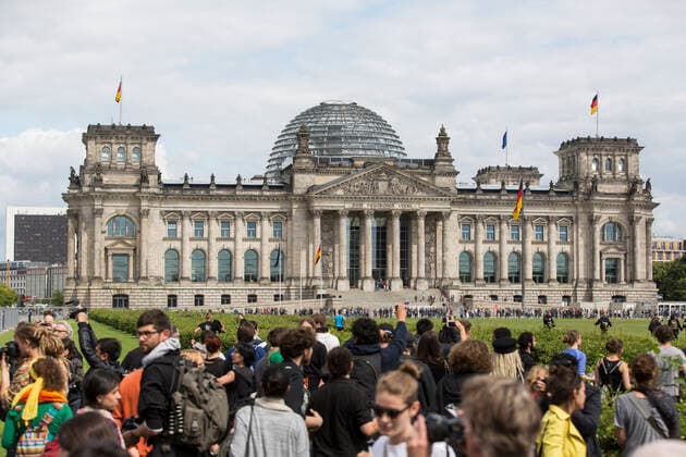 19 Feature: Demonstranten durchbrechen einen Bauzaun und stuermen den Platz der Republik vor dem Berliner Reichstagsgebaeude. Ein durch das Kuenstlerkollektiv Zentrum f?r Politische Schoenheit verantstalteter Trauermarsch Marsch der Entschlossenen am 21. Juni 2015 bis kurz vor das Bundeskanzleramt endet mit der Erstuermung des Zauns vor dem Berliner Reichstag. Dort heben Aktivisten Graeber aus fuer die Tausenden toten Fluechtlinge welche jedes Jahr an den EU-Aussengrenzen sterben. Berlin Deutschland, Germany *** 19 Feature Demonstrators break through a construction fence and storm the Platz der Republik in front of the Reichstag building in Berlin A funeral march of the determined, organized by the artists collective Zentrum für P Copyright: xPOP-EYEx xBenxKriemannx 10019752_Fluechtlingsgraeber_0037