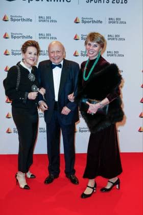 1108 Friedrich von Metzler und Ehefrau Silvia Roter Teppich Deutsche Sporthilfe hat zum Ball des Sports 2016 nach Wiesbaden geladen, Bilfinger Ball Arena, Wiesbaden, 06.02.2016 , Wiesbaden Bilfinger- Ball-Arena DEUTSCHLAND *** 1108 Friedrich von Metzler and his wife Silvia Red Carpet German Sports Aid has invited to the Ball des Sports 2016 in Wiesbaden, Bilfinger Ball Arena, Wiesbaden, 06 02 2016 , Wiesbaden Bilfinger Ball Arena GERMANY Copyright: xPOP-EYE H_Ursx 10038007_32321_Ball_des_Sports_2016_-_Wiesbaden_-_Roter_Teppich