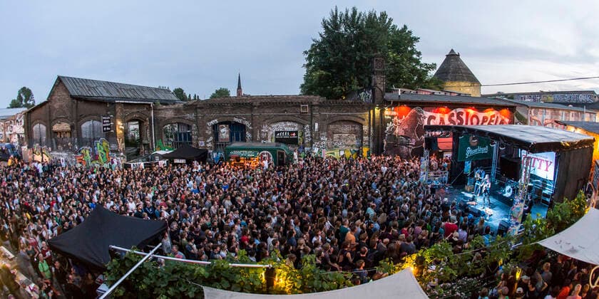 19 Feature Overview RAW area from the glass house at the performance of the folkpop singer Dota Dota Dota Kehr at the Fete de la musique in Berlin on June 21, 2016 Dota and the city pirates, small change princess, wide angle, fisheye, RAW, RAW area, indie, folk, pop, songwriter, evening, night, lighting, audience, people, crowds, stage, Copyright: xPOP-EYEx xBenxKriemannx 10050676_FeteDeLaMusique_4265_2