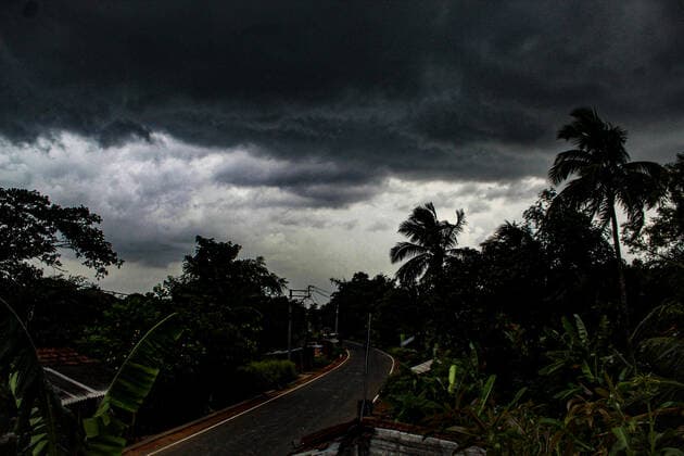 India: Super Cyclone Amphan to hit Bengal in hours Super cyclone Amphan storm around today s afternoon as it moves north-northeastwards over the Bay of Bengal and cross West Bengal-Bangladesh coasts between Digha and Hatia Islands.The super Cyclone Amphan storm lay at 155km south-southeast of Paradip, Odisha, 280 km south of Digha,West Mednipore,Howrah,Hooghly, South and North 24 parganas and Kolkata districts of West Bengal will see heavy to extremely very heavy rainfall. The landfall is expected between afternoon to evening. West Bengal India Mogra Copyright: SoumadipxDas