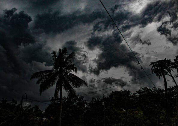 News Bilder des Tages India: Super Cyclone Amphan to hit Bengal in hours Super cyclone Amphan storm around today s afternoon as it moves north-northeastwards over the Bay of Bengal and cross West Bengal-Bangladesh coasts between Digha and Hatia Islands.The super Cyclone Amphan storm lay at 155km south-southeast of Paradip, Odisha, 280 km south of Digha,West Mednipore,Howrah,Hooghly, South and North 24 parganas and Kolkata districts of West Bengal will see heavy to extremely very heavy rainfall. The landfall is expected between afternoon to evening. West Bengal India Mogra Copyright: SoumadipxDas