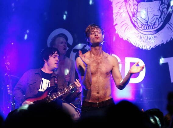 121 Mando Diao, bassist Carl-Johan Fogelklou, drummerPatrik Heikinpieti, singer Bjoern Dixgard perform live at Saeaelchen Holzmarktstrasse, 11.05.2017, Alternative Rock, Garage Rock, Rock ?n? Roll, Pop, Music, Berlin Deutschland, Germany *** 121 Mando Diao, bassist Carl Johan Fogelklou, drummerPatrik Heikinpieti, singer Bjoern Dixgard perform live at Saeaelchen Holzmarktstrasse, 11 05 2017, Alternative Rock, Garage Rock, Rock n Roll, Pop, Music, Berlin Germany, Germany Copyright: xPOP-EYE ChristinaxKratschx 10071845_Mando Diao_4323