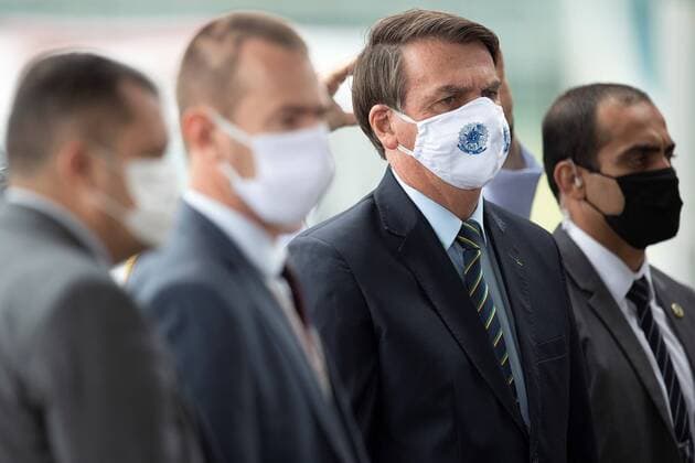 The President of Brazil, Jair Bolsonaro, leaves the Palacio do Alvorada, in Brasilia, Brazil, 20 May 2020. Brazil, the third country with the most cases of COVID-19 in the world, crossed the barrier of 1,000 daily coronavirus deaths for the first time on Tuesday and registered 1,179, to a total of 17,971 since the start of the pandemic, a record in through an institutional gap in the Ministry of Health. This Tuesday Bolsonaro s speech in defense of chloroquine, which still lacks sufficient scientific studies to support its effectiveness, suffered another setback on the part of the Brazilian medical community. Brazil exceeds 1,000 deaths daily with vacuum in the Ministry of Health !ACHTUNG: NUR REDAKTIONELLE NUTZUNG!  Copyright: xJoedsonxAlvesx AME1062 20200520-637255875228436948