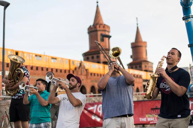 19 Fete de la Musique, Top Shelf Brass Band from Los Angeles LA in front of the Oberbaumbrücke on 21 June 2017 Jazz, Sunset, Golden Hour, Evening, Evening Hour, Evening mood, Music Berlin Germany, Germany Copyright: xPOP-EYEx xBenxKriemannx 10075434_Fete2017_8492