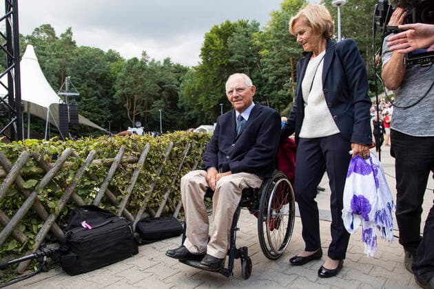 19 Politiker Wolfgang Schaeuble (CDU) mit Frau Ingeborg Schaeuble in der Berliner Waldbuehne beim Klassik-Konzert DANIEL BARENBOIM mit seinem WEST-EASTERN DIVAN ORCHESTRA am 13. August 2017. Bundesminister der Finanzen, Finanzminister, Klassik, Open Air, OpenAir, Freiluft, Freilicht, Musik Berlin Deutschland, Germany *** 19 Politician Wolfgang Schaeuble CDU with Mrs. Ingeborg Schaeuble in the Berlin Waldbuehne at the classical music concert DANIEL BARENBOIM with his WEST EASTERN DIVAN ORCHESTRA on 13 August 2017 Federal Minister of Finance, Minister of Finance, Classical Music, Open Air, OpenAir, Open Air, Open Air, Music Berlin Germany, Germany Copyright: xPOP-EYEx xBenxKriemannx 10078621_DanielBarenboim_4733
