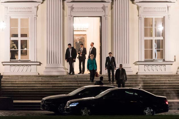 19 Angela Merkel, Bundeskanzlerin und Vorsitzende der CDU, nach den Sondierungsgespraechen mit Bundespraesident Frank-Walter Steinmeier zur Neuauflage der Grossen Koalition (GroKo) vor dem Schloss Bellevue am 30.11.2017. Politik Berlin Deutschland, Germany *** 19 Angela Merkel, Chancellor and leader of the CDU, after the exploratory talks with President Frank Walter Steinmeier on the new edition of the GroKo Grand Coalition in front of Bellevue Palace on 30 11 2017 Politics Berlin Germany, Germany Copyright: xPOP-EYEx xBenxKriemannx 10087529_Sondierung_4918