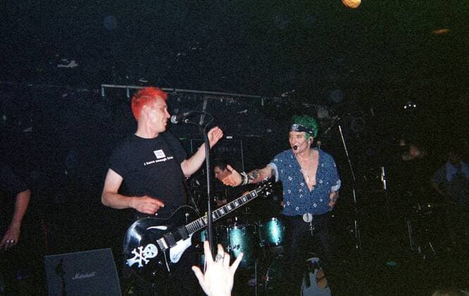 58 Geheimkonzert: Ärzte im Loft, punk, v. l. n. r.: Sänger & Gitarrist Farin Urlaub, drummer Bela B; Musik, Hand von Fan, Zuschauer, deutsch, deutscher Rock, Konzert, Club, Clubkonzert, Gitarre, g, *** 58 secret concert doctors in the loft, punk, v l n r singer guitarist Farin holiday, drummer Bela B music, hand of fan, audience, german, german rock, concert, club, club concert, guitar, g, Copyright: xPOP-EYE Reimannx 00015019_00015019